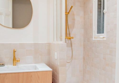 Ванная комната с позолоченной сантехникой – уместное сочетание без лишней вычурности