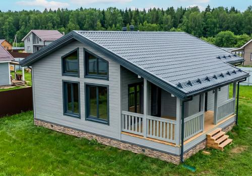 Проект каркасного дома 8х10 с террасой: планировка 80 м²