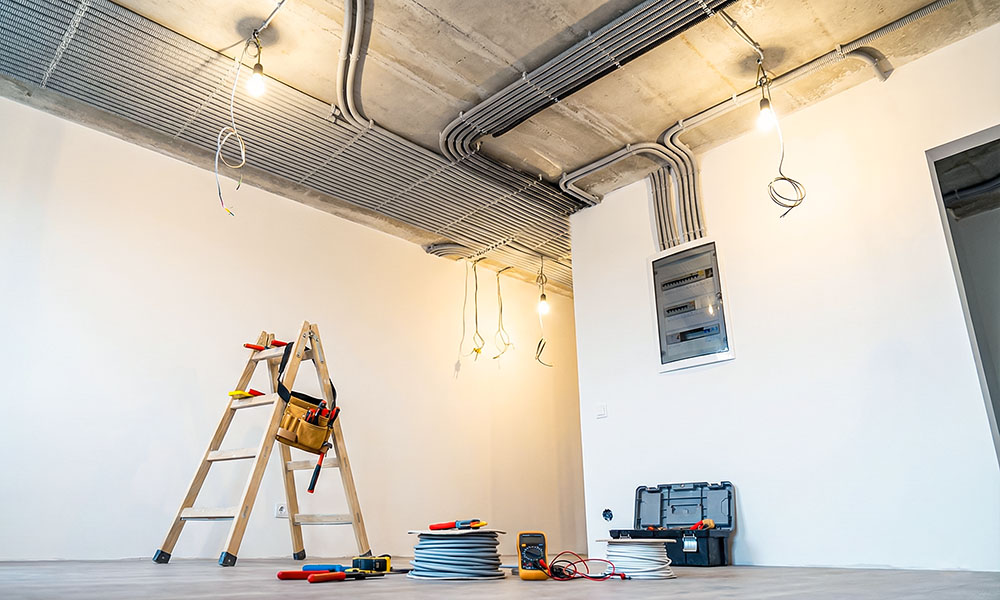 укладка кабеля в гофру и разводка электрики по потолку