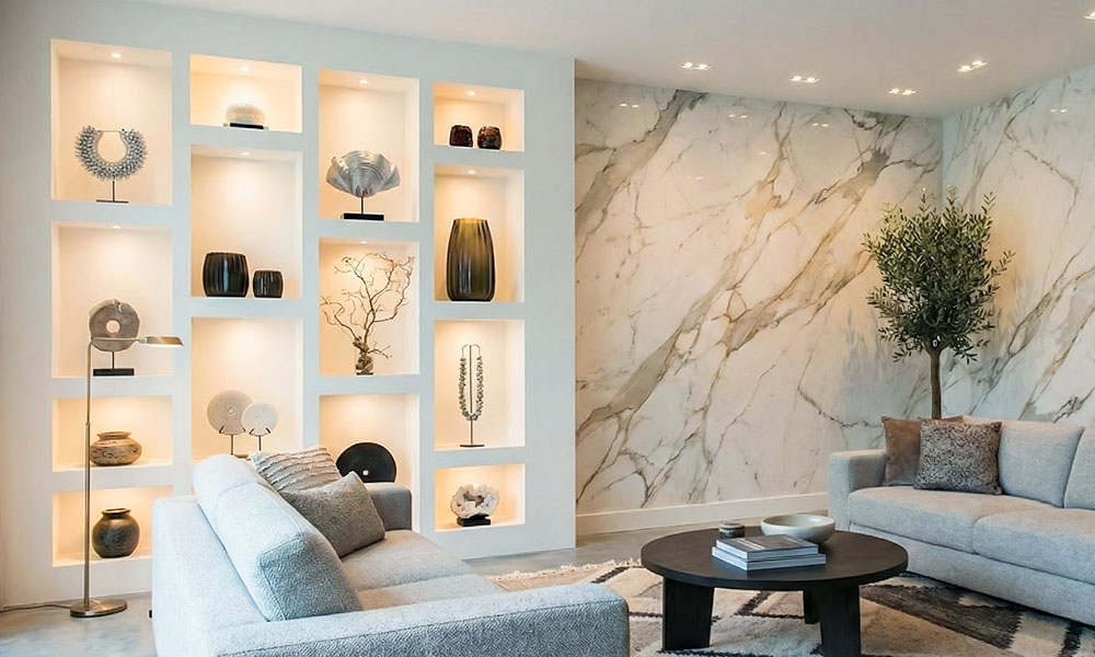 Декор стены полки с подсветкой интегрированные в стену