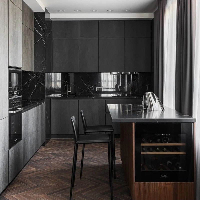 Кухня в черно-сером лофте с акцентом на барную стойку