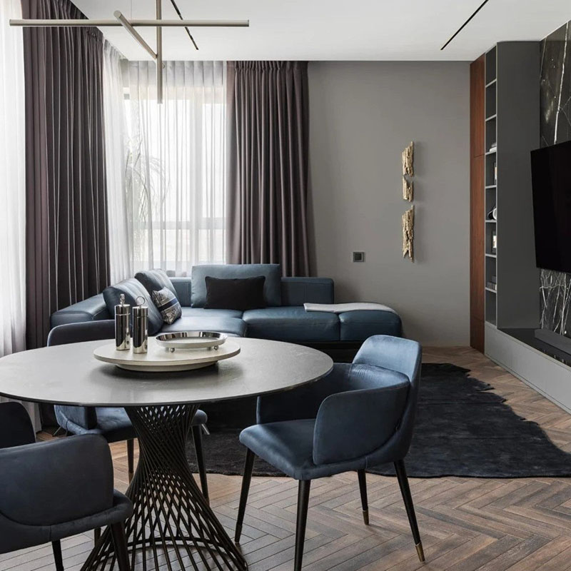 Гостиная-столовая в черно-сером лофте с большими окнами
