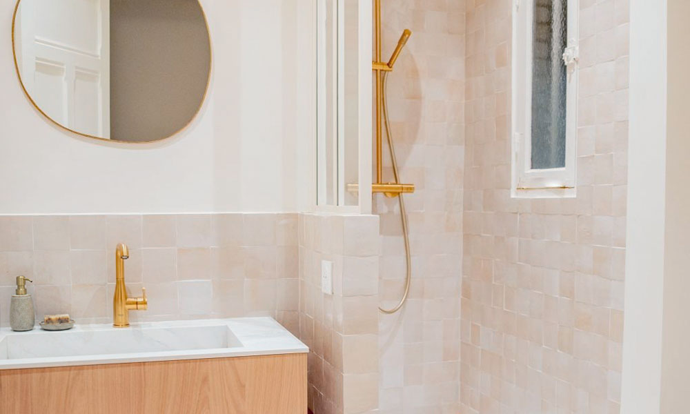 золотой смеситель ванная комната дизайн интерьера