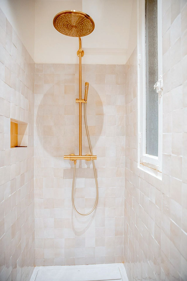 дизайн ванной комнаты золотой смеситель душевой кабины
