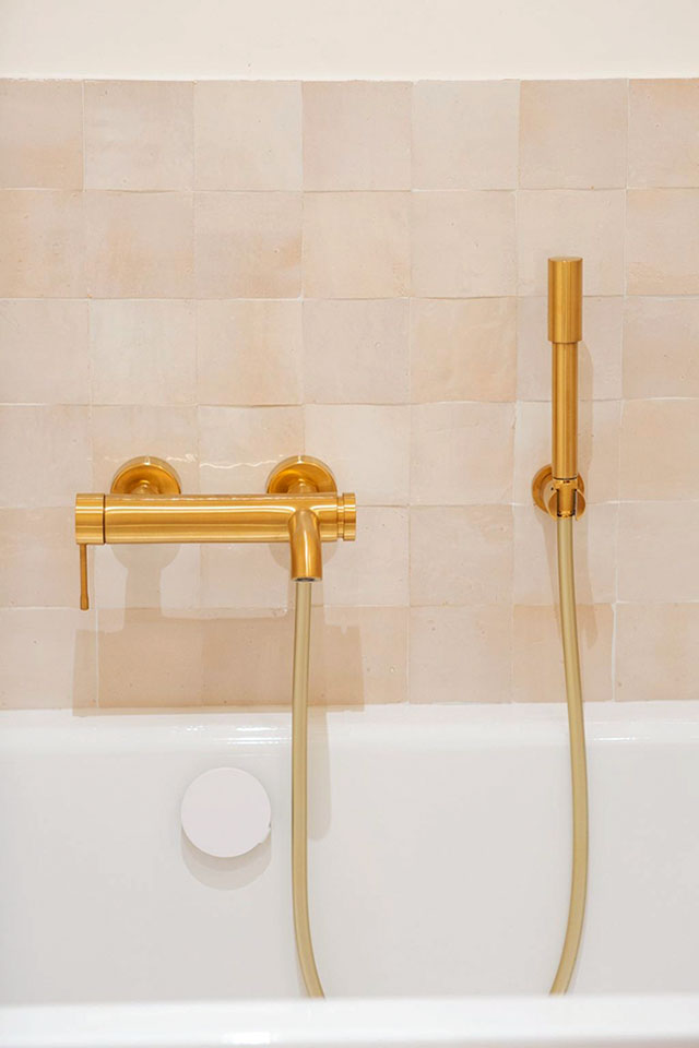 позолоченная фурнитура в ванной комнате дизайн интерьера