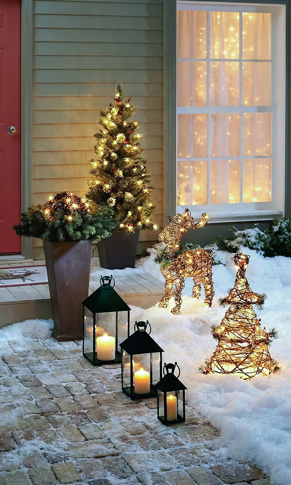 новогодние украшения свечи и фонари гирлянды на крыльце